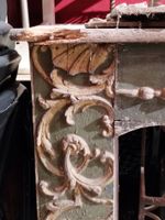 Manteau de cheminée en bois sculpté laqué et doré à décor de… (photo 4)