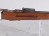 un fusil exposé dans une vitrine