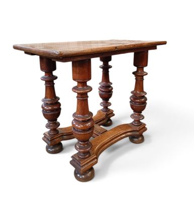 une vieille table en bois avec un plateau en marbre sur fond blanc