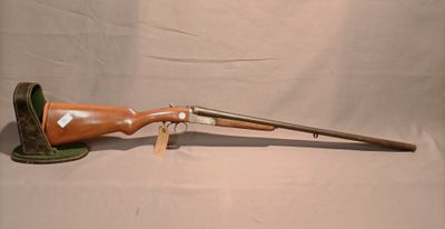 un vieux fusil avec un canon en bois sur fond blanc