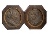 deux plaques en bronze représentant deux hommes de profil, dont l'un fait face à l'autre