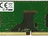 un gros plan d'un module RAM posé sur une surface blanche