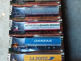 de nombreux wagons qui sont entreposés sur une plate-forme