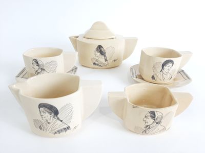 quatre tasses et soucoupes ornées d'un dessin représentant une femme