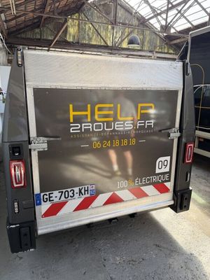 un camion qui est garé à l'intérieur d'un bâtiment