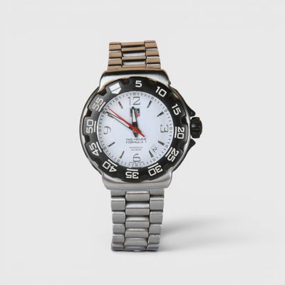 gros plan d'une montre sur fond blanc