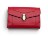 un sac à main rouge orné d'un crâne sur le devant