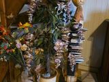 un vase de fleurs posé par terre près de l'escalier