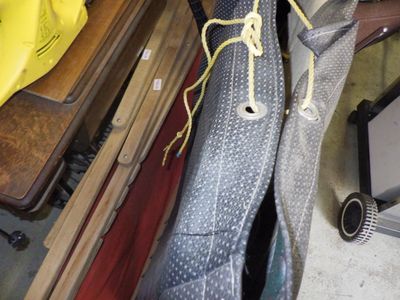 un gros plan sur une paire de chaussures posée sur une table