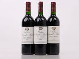 trois bouteilles de vin rouge posées sur une table blanche