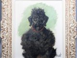 tableau représentant un chien noir avec un collier rouge, assis devant un mur bleu