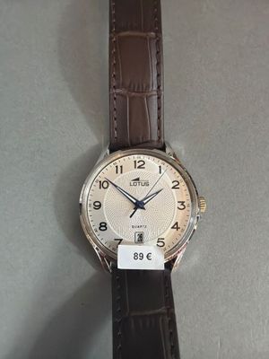 une montre posée sur une table, avec une étiquette de prix dessus