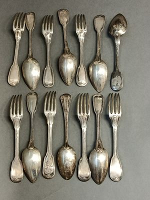 huit cuillères et six fourchettes en métal argenté sont disposées en rangée
