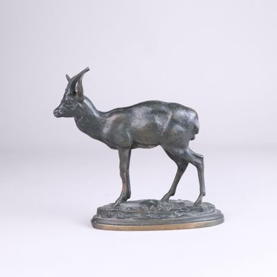 une image représentant une statue en bronze d'une gazelle sur fond blanc