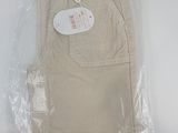 l'arrière d'un pantalon beige muni d'une étiquette