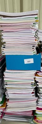une pile de papiers posée sur une table