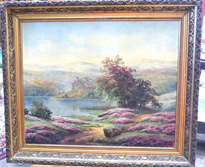 une peinture à l'huile représentant un paysage avec un lac en arrière-plan