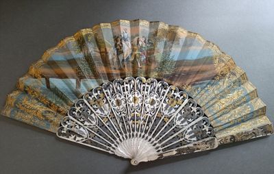 un ventilateur posé sur une table sur laquelle se trouve un tableau