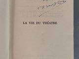 un livre ouvert posé sur une table couverte d'écritures