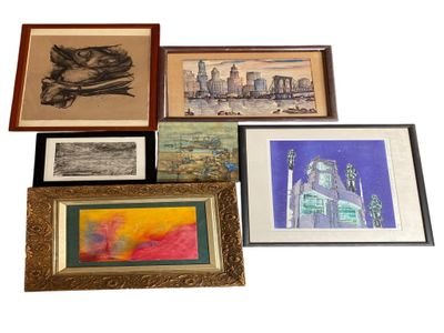beaucoup d'œuvres d'art encadrées accrochées au mur