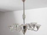 gros plan d'un lustre suspendu au plafond