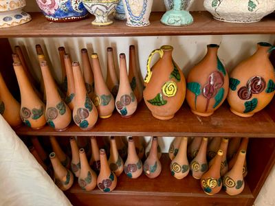 de nombreux vases posés sur une étagère dans une pièce