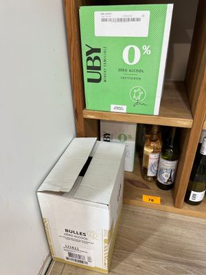 une boîte posée par terre à côté d'une étagère