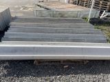 de nombreux escaliers en béton au bord de la route