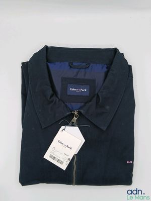 un gros plan sur une chemise avec une étiquette