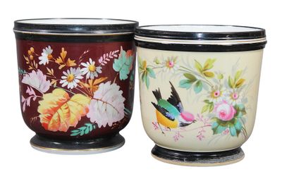 Suite de 2 CACHE-POTS en porcelaine polychrome et or à décor…
