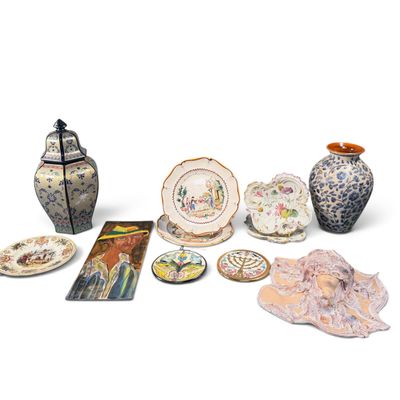 de nombreux types de vases et d'assiettes sur la table