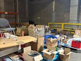 une pièce avec beaucoup de cartons et des cartons sur le sol