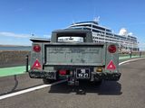 un camion militaire garé sur le bord de la route