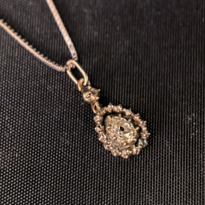 gros plan d'un collier sur une surface noire