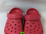 chaussures Crocs roses pour enfants, ornées d'une grenouille verte sur le côté