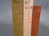 plusieurs livres sont empilés sur une table