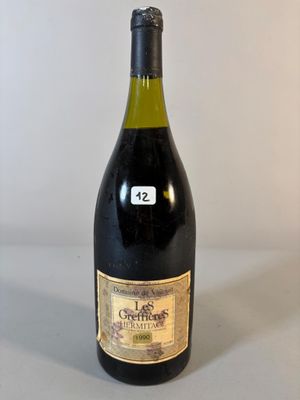 une bouteille de vin posée sur une table