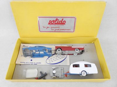 une boîte jaune contenant une petite voiture et d'autres véhicules miniatures