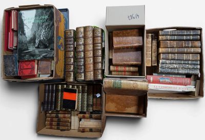 un grand nombre de livres qui se trouvent dans une boîte