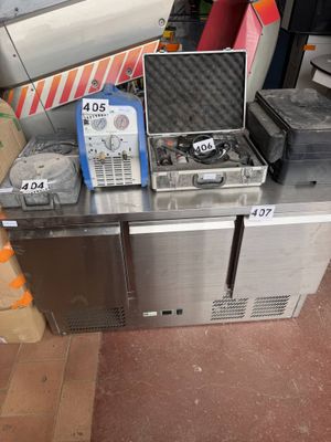 une table en métal sur laquelle sont posés tout un tas d'appareils électroniques