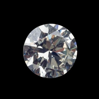 un gros plan d'un diamant sur fond noir