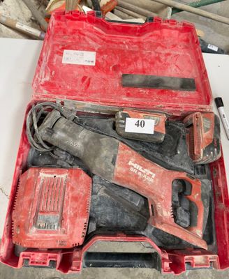 une caisse à outils rouge avec des outils sur une table