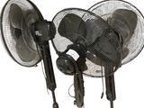 trois ventilateurs empilés les uns sur les autres sur un support