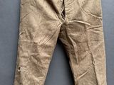 une photo d'un pantalon suspendu à une corde à linge