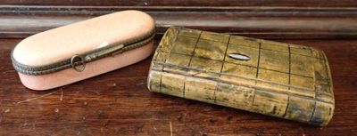 Deux petites boîtes dont une à priser ancienne, accident à l…