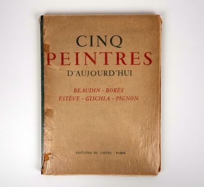 un vieux livre posé sur une table à côté d'un mur blanc