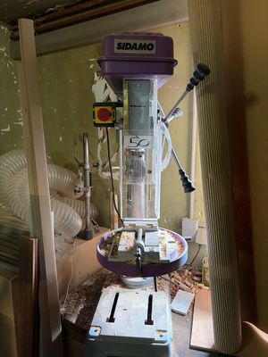 a machine that is sitting on a table in a room