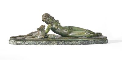 statue en bronze représentant un garçon allongé sur un rocher avec un chien