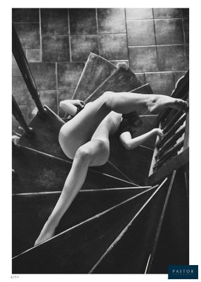 une photo en noir et blanc d'une femme nue allongée sur un escalier