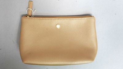 porte-monnaie en cuir beige avec fermeture éclair dorée et chaîne sur fond blanc